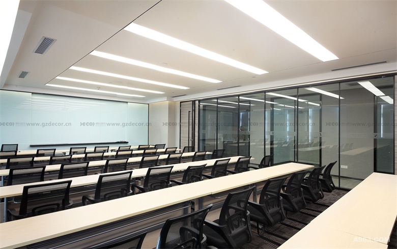 高科技辦公室裝修如何設計靈活工作區？